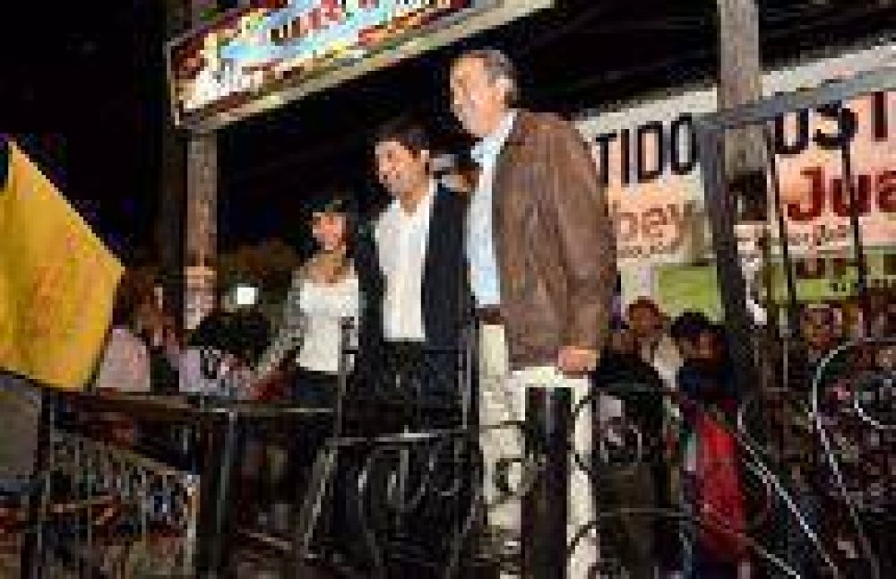 Rodolfo Urtubey con jovenes de La Merced