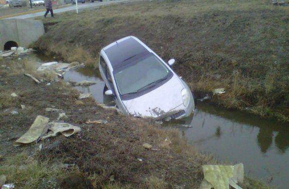 Perdi� el control y termin� sobre una zanja medio enterrado