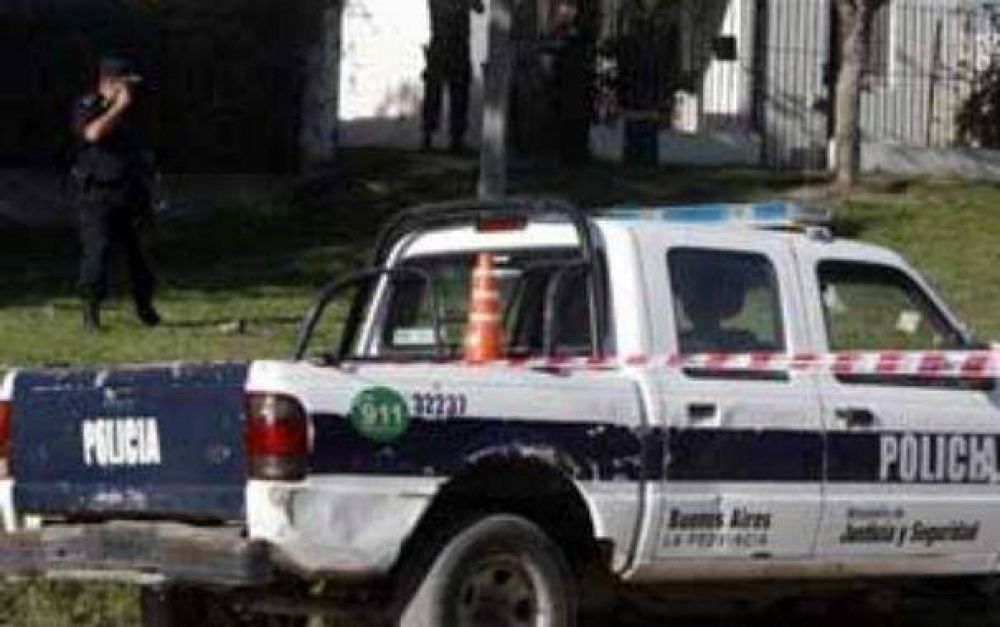 Rob� y abus� de una mujer: lo detuvieron y los vecinos intentaron lincharlo