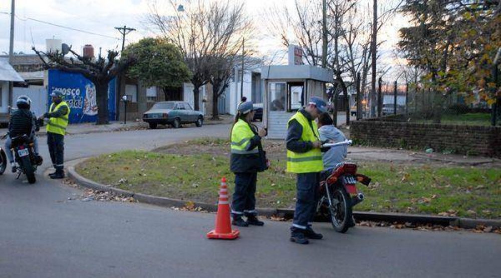 Baj� el n�mero de multas y afirman que esto se da porque mermaron los controles