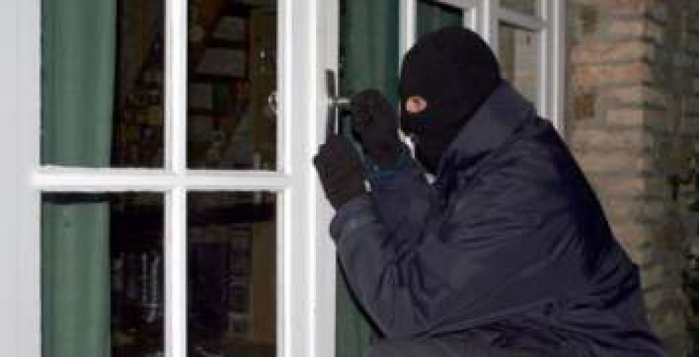 �C�mo es posible que 15 ladrones made in Dolores tengan en jaque a la polic�a local?