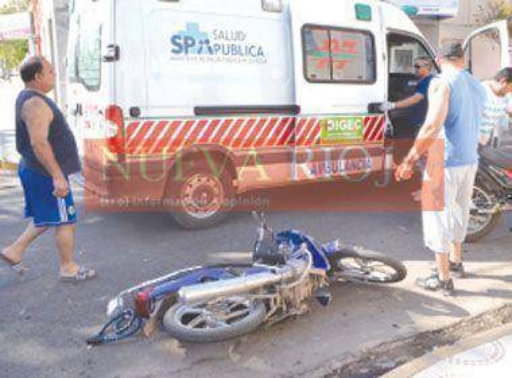 Un joven salv� su vida de milagro al chocar con su moto a un taxi