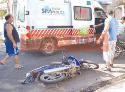 Un joven salv� su vida de milagro al chocar con su moto a un taxi