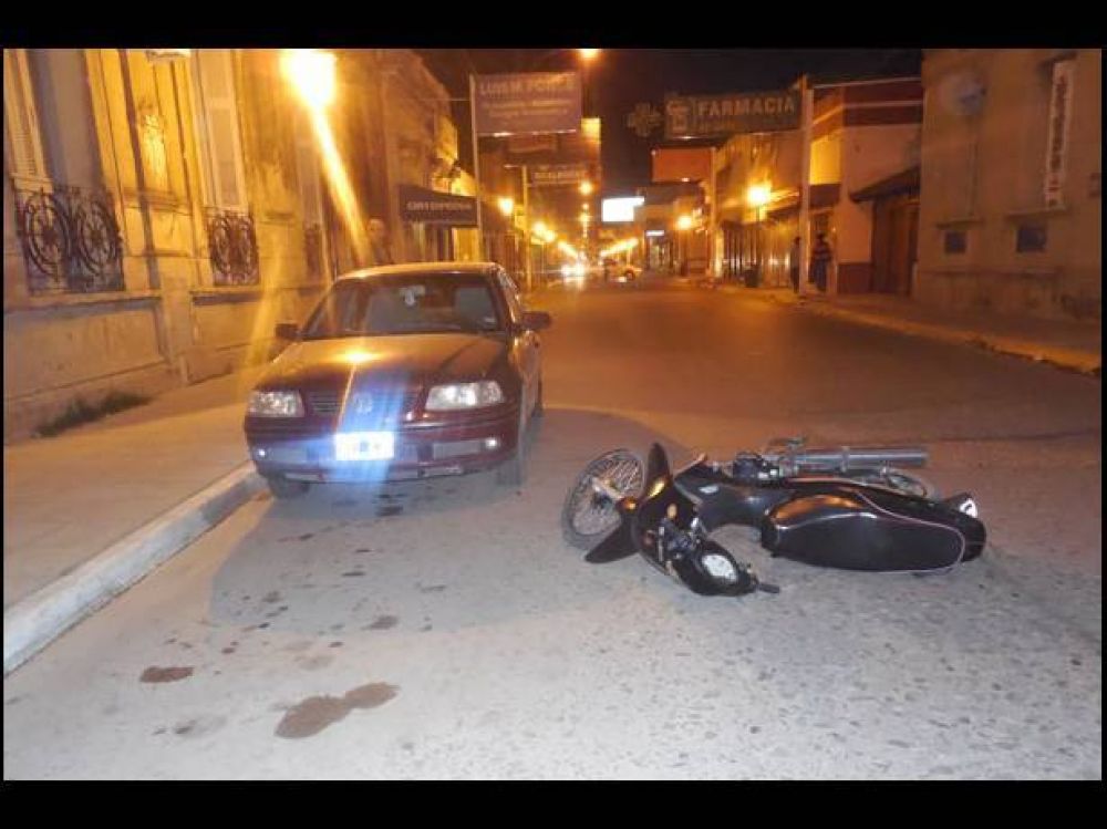 Joven grave tras chocar la cabeza contra un automovil al perder el control de su moto