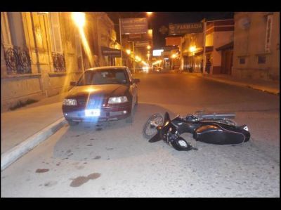 Joven grave tras chocar la cabeza contra un automovil al perder el control de su moto