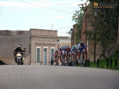 El mejor ciclismo del pa�s pas� por las calles maragatas