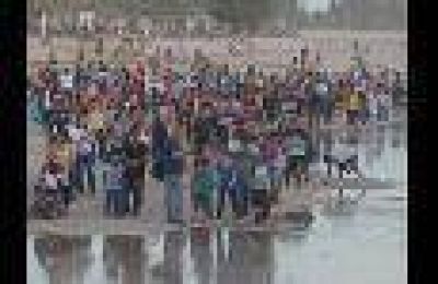 El Lago comenz� a llenarse y miles de mendocinos se acercaron para seguir la apertura de las compuertas
