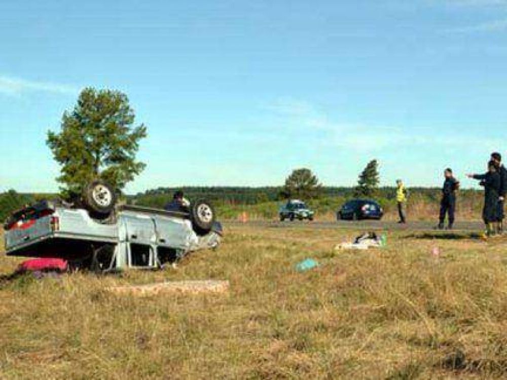 Una mujer falleci� al volcar una camioneta en la ruta 136 