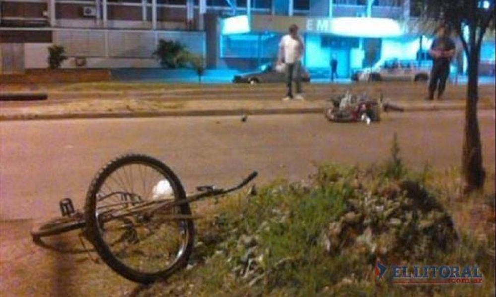 Remisero embisti� a dos motociclistas y a un canillita, luego se dio a la fuga