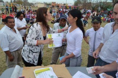 La Provincia adjudic� terrenos a 150 familias