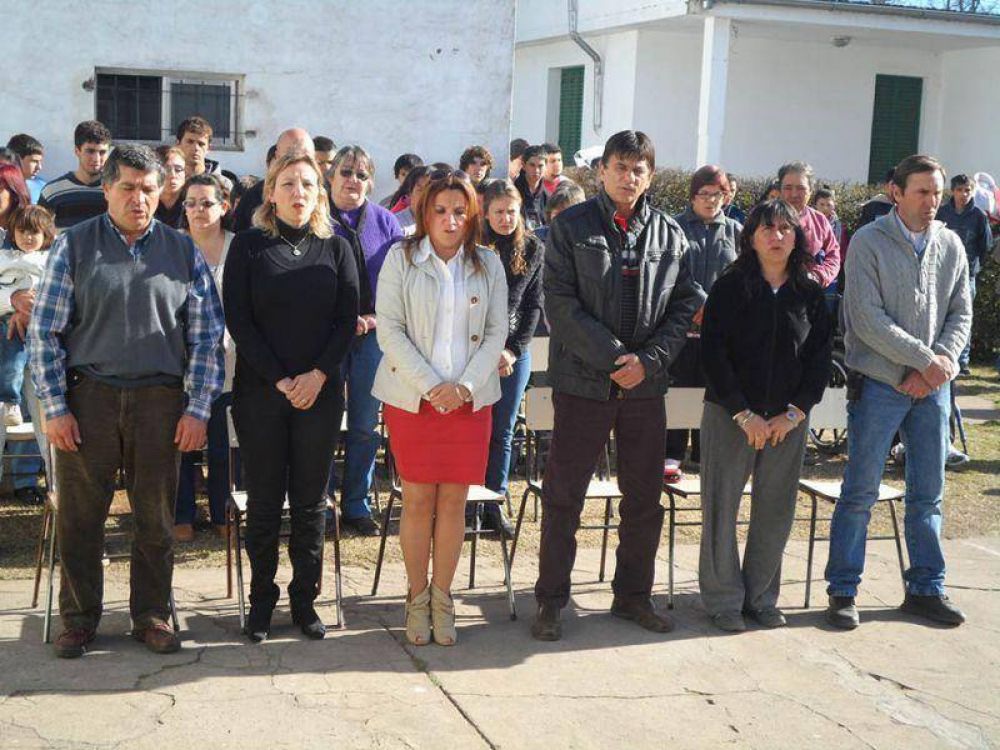 EL INTENDENTE GASPARINI HIZO ENTREGA DE 81 NETBOOK�S EN CARLOS BEGUERIE. GRACIAS A CONECTAR IGUALDAD, 81 ALUMNOS DE BEGUERIE YA DISFRUTAN SIS COMPUTADORAS