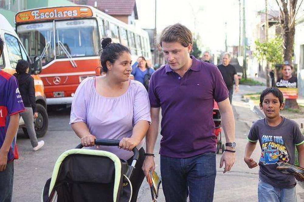 San Fernando: Campbell entreg un nebulizador a una beba de la localidad de Virreyes