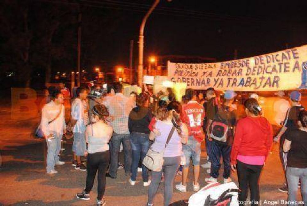 Vecinos de Villa Arg�ello acordaron levantar el corte para reunirse con el intendente