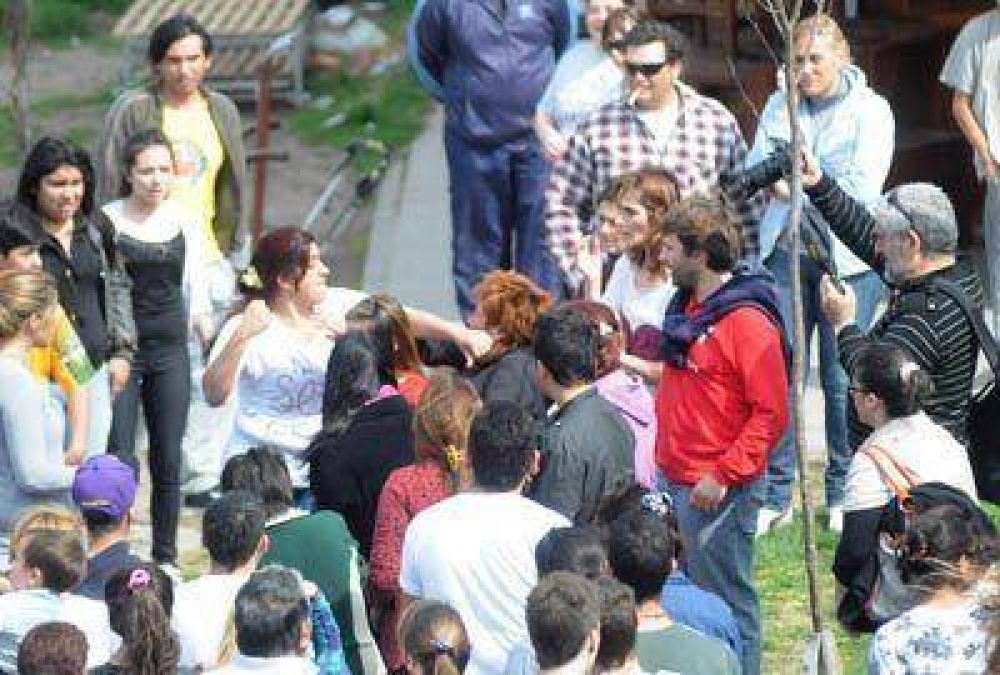 Separan del cargo a una docente acusada de abusos a ni�os
