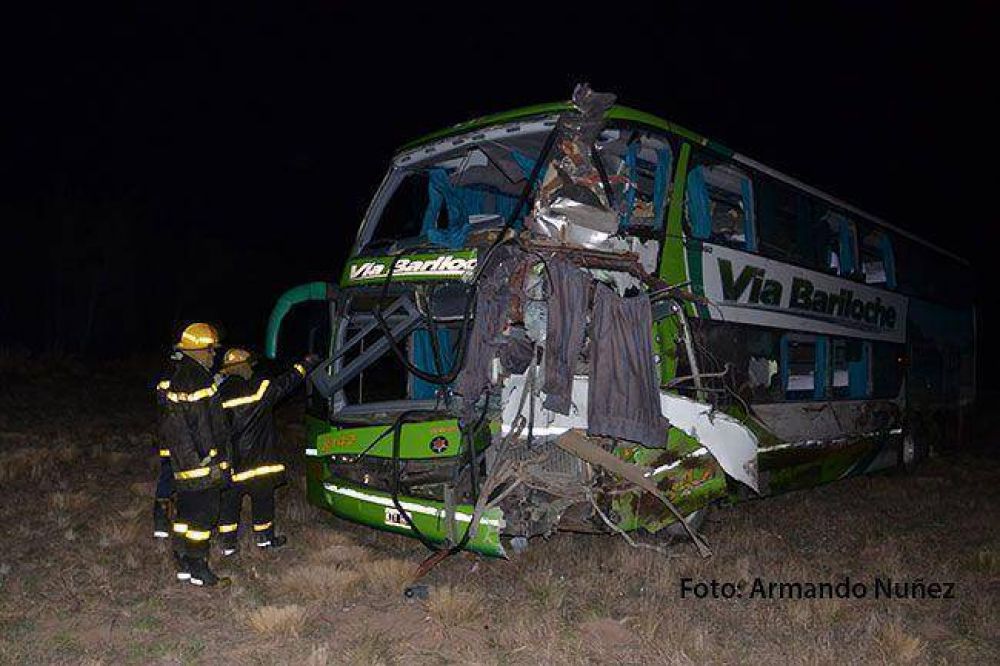 Otra tragedia en la Ruta N� 5: un muerto y varios heridos luego de un choque entre un colectivo de larga distancia y una combi