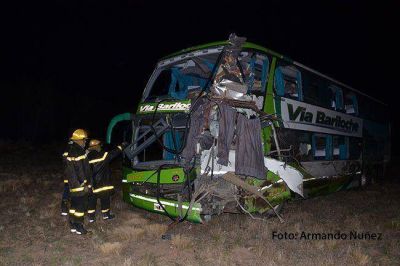 Otra tragedia en la Ruta N� 5: un muerto y varios heridos luego de un choque entre un colectivo de larga distancia y una combi