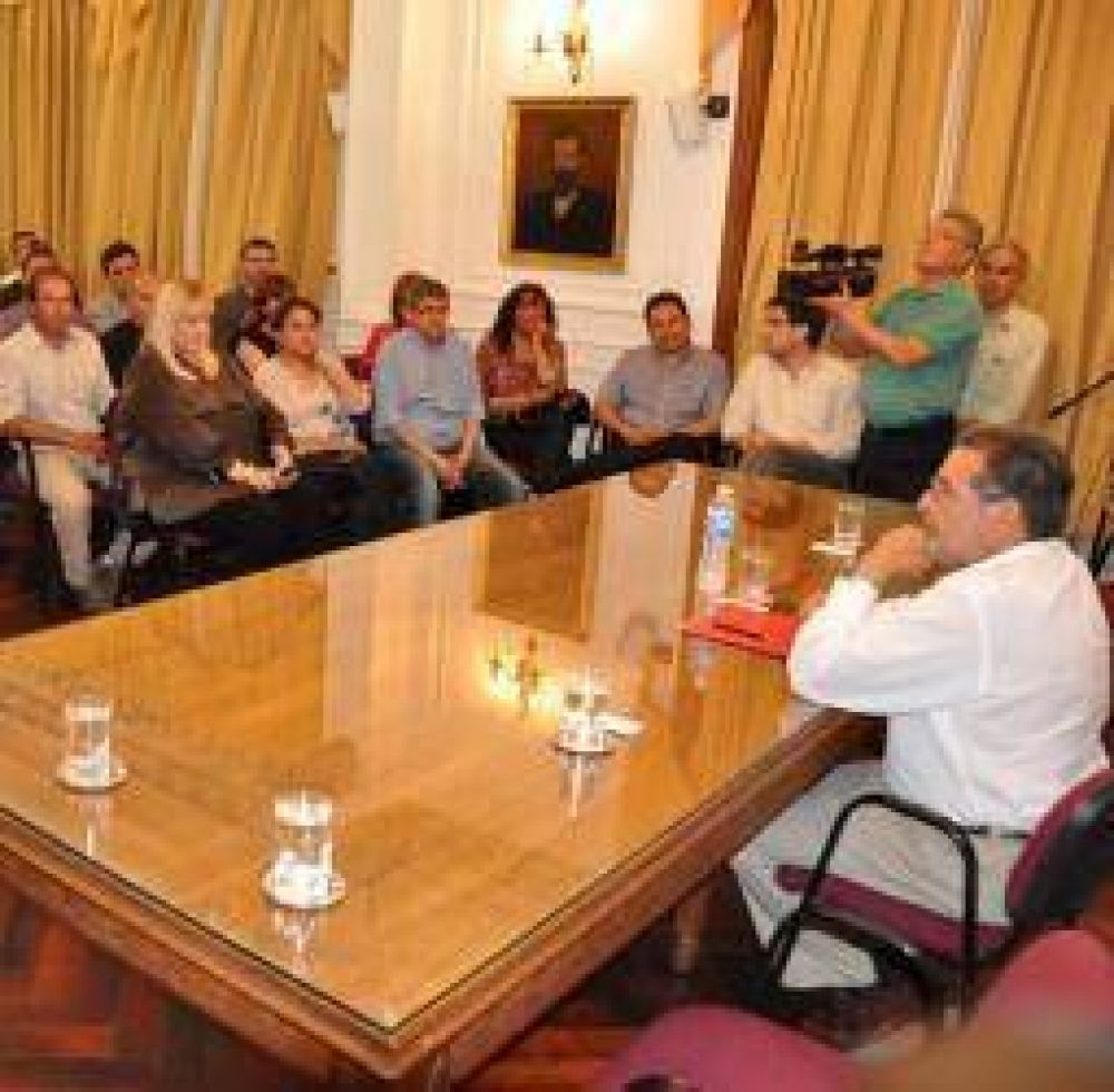 Beder ech� un funcionario y le retir� los autos oficiales a su gabinete