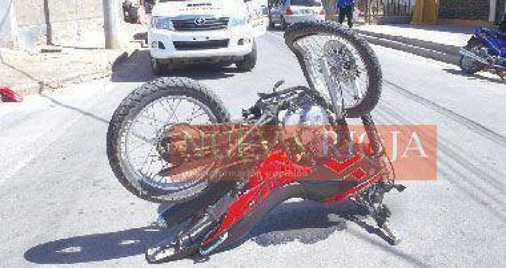 Un joven salv� su vida de milagro al chocar su moto contra un auto