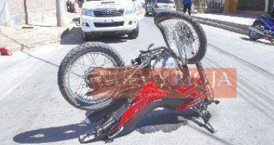 Un joven salv� su vida de milagro al chocar su moto contra un auto