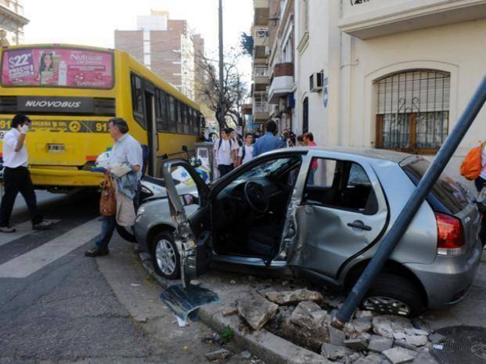 Siete heridos al chocar violentamente un auto y un colectivo en el centro rosarino