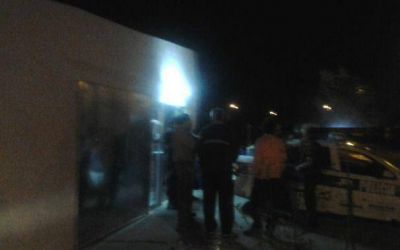 Roban un almac�n y balean a tres personas
