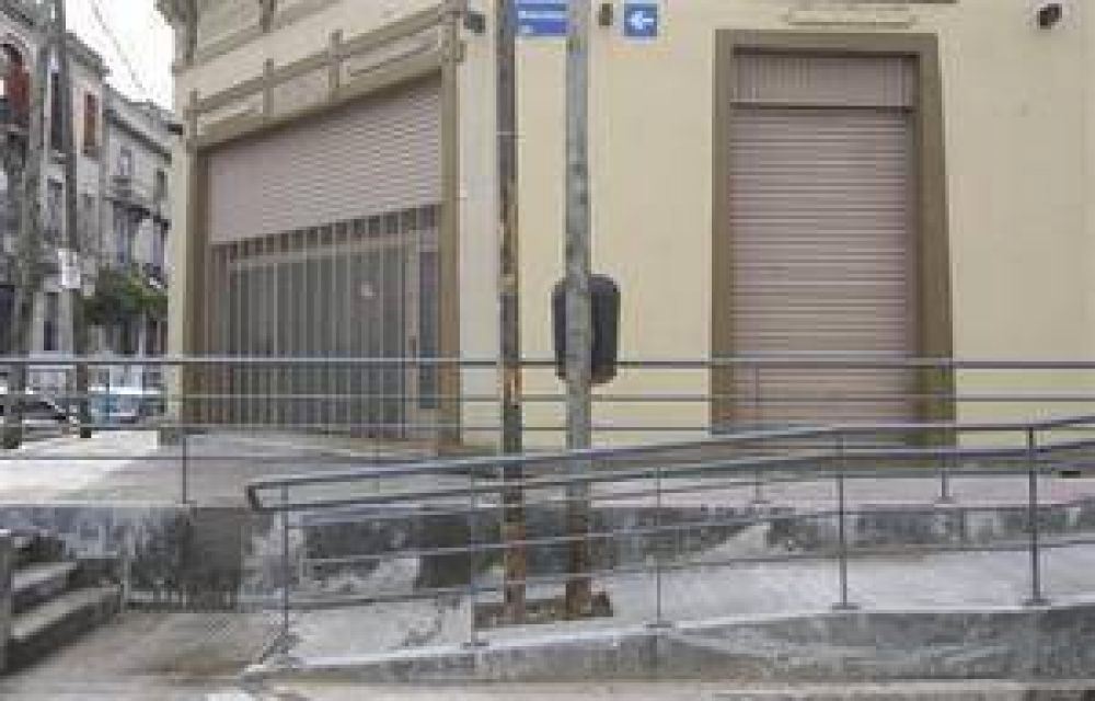 Hacen una rampa para discapacitados, pero dejan en el medio un poste de luz