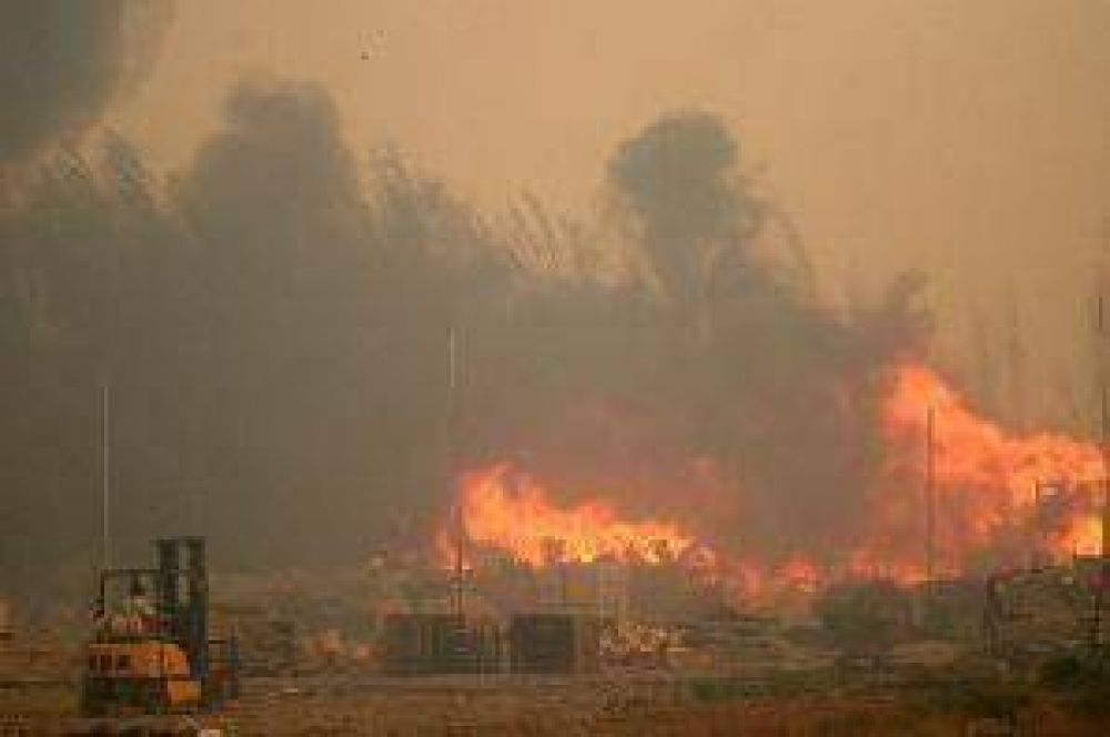 Plottier: Bomberos trabajan intensamente para mitigar el fuego