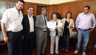 Desarrollo Social entreg� 11.000 juegos de s�banas a hospitales p�blicos de la provincia