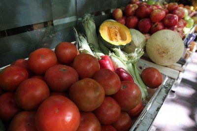 En la verduler�a: el tomate sigue en alza y comenz� a subir el precio de la papa