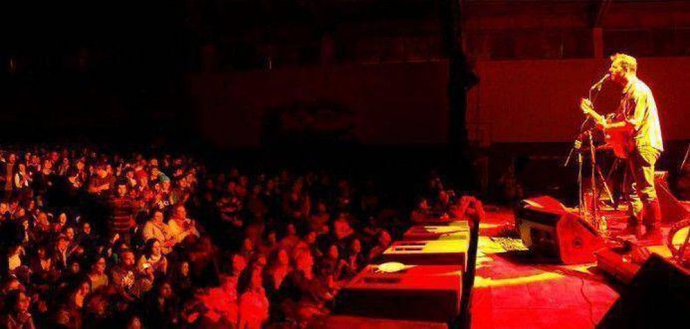 Kevin Johansen despleg� su talento en El Bols�n