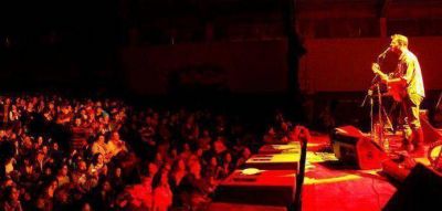 Kevin Johansen despleg� su talento en El Bols�n