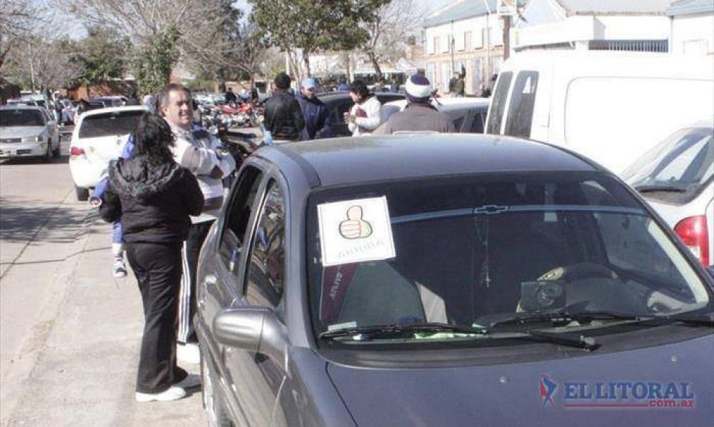 Para el domingo podr�an contratar m�s remises y esperan los colectivos
