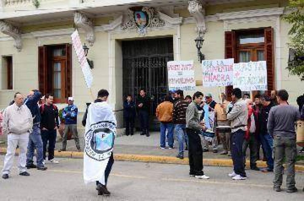 Productores protestan y esperan a Weretilneck