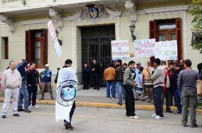 Productores protestan y esperan a Weretilneck