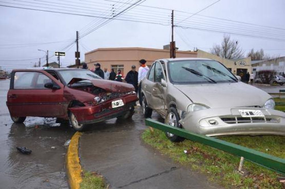 Tres menores lesionados en violento accidente