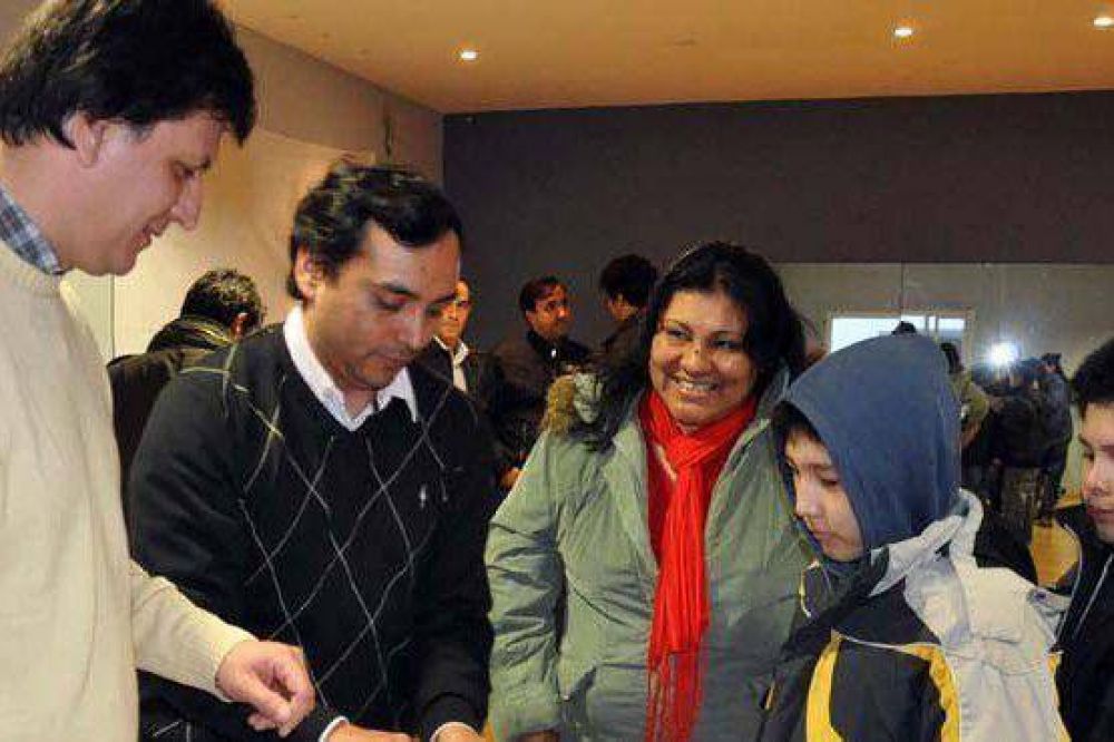 Se entregaron 250 manuales escolares de diversas materias de estudio