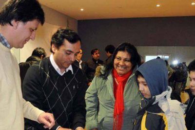 Se entregaron 250 manuales escolares de diversas materias de estudio