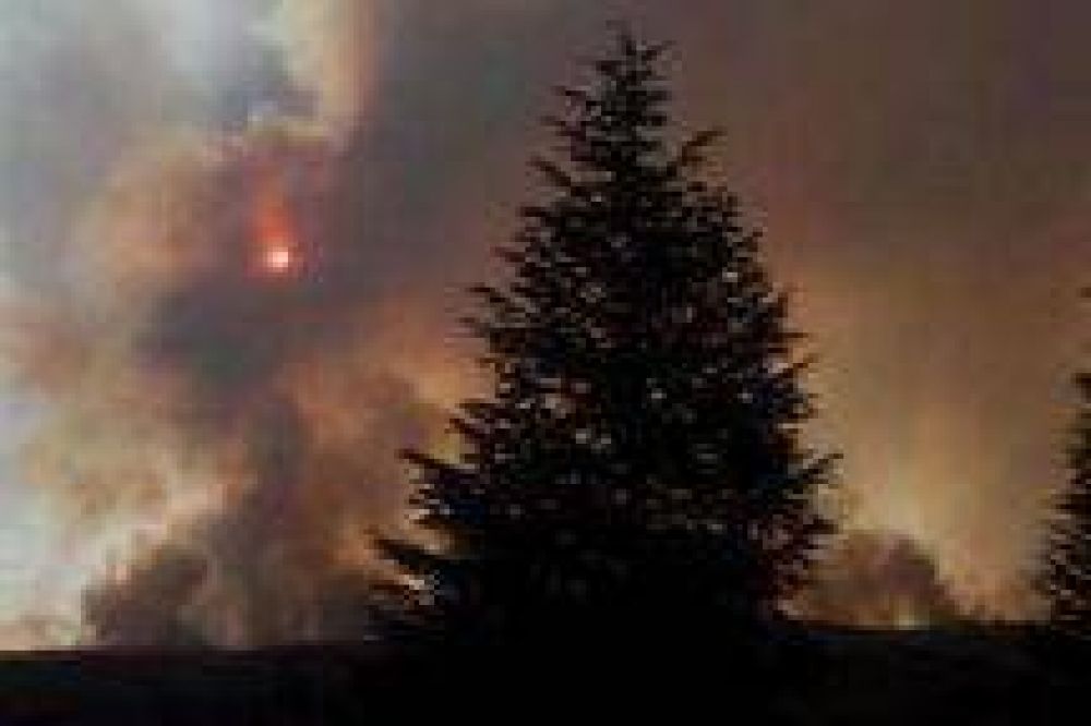 Voraz incendio en Or�n: M�s de 25 personas intoxicadas y a�n trabajan para apagar el fuego
