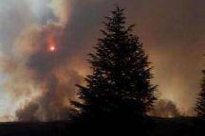 Voraz incendio en Or�n: M�s de 25 personas intoxicadas y a�n trabajan para apagar el fuego