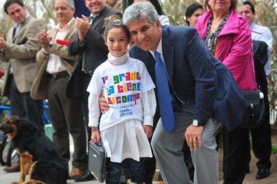 Bicis, compus y play�n polideportivo para la escuela �Madre Teresa de Calcuta�