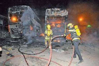 Varias unidades de una empresa de micros local, consumidas por el fuego