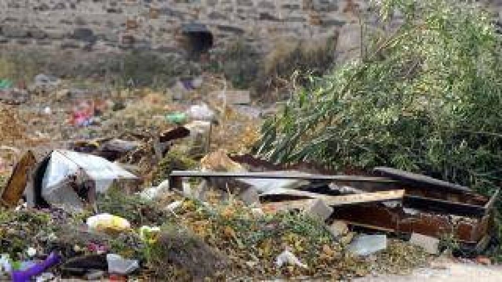 F�retros son tirados entre la basura y a la intemperie en el cementerio municipal