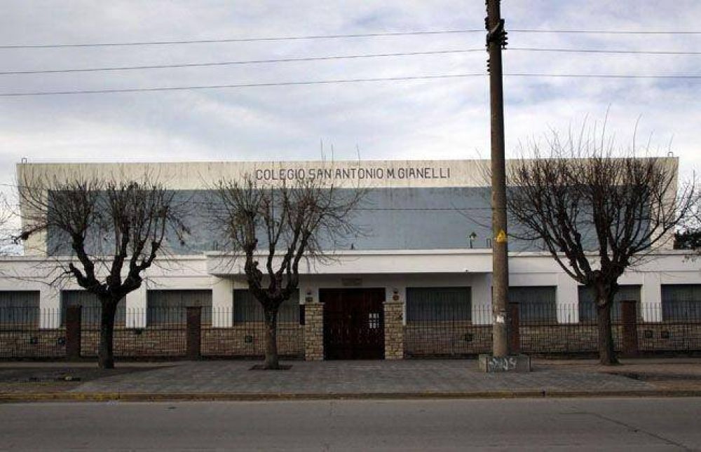 Padres denuncian a una maestra por al menos 24 casos de abuso de ni�os y destrozan la escuela