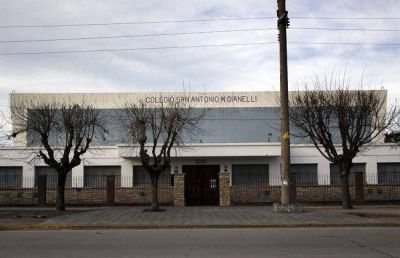 Padres denuncian a una maestra por al menos 24 casos de abuso de ni�os y destrozan la escuela