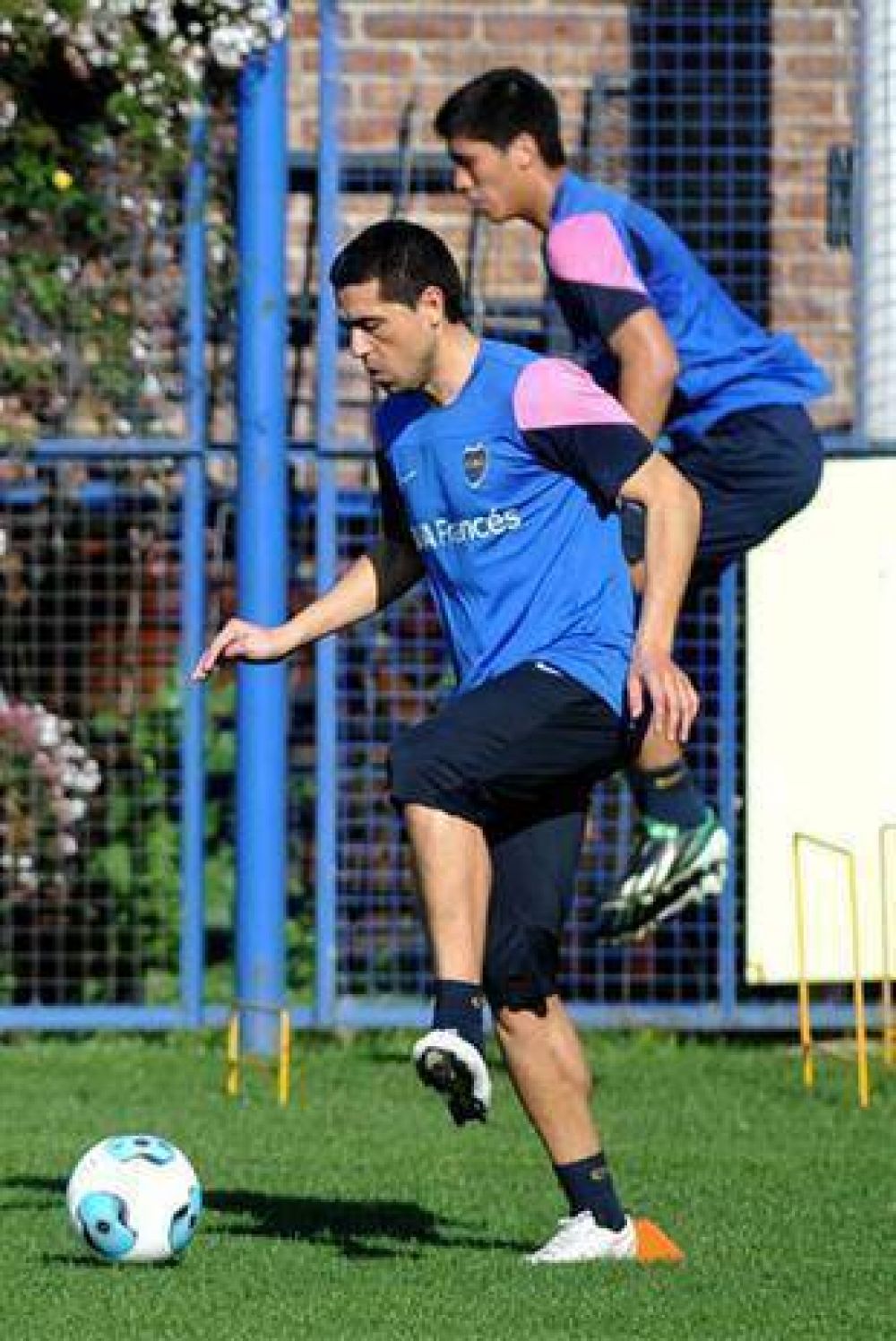 Juan Rom�n Riquelme se entren� con normalidad y volver�a ante Racing
