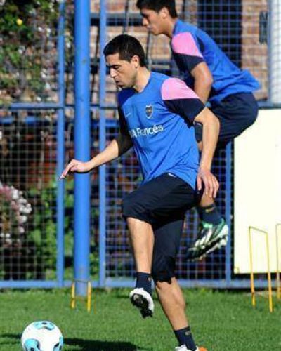 Juan Rom�n Riquelme se entren� con normalidad y volver�a ante Racing