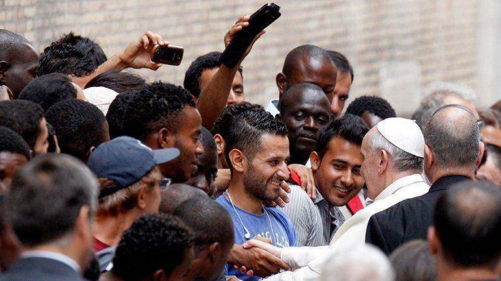 El Papa: "�Conventos vac�os? D�moselos a los refugiados"