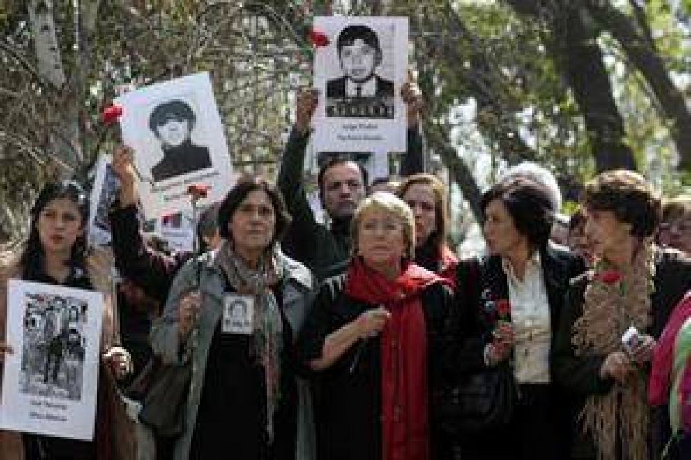 40 a�os del golpe contra Salvador Allende: recuerdan a las v�ctimas con personas acostadas en la calle