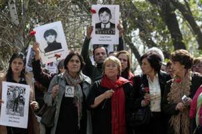 40 a�os del golpe contra Salvador Allende: recuerdan a las v�ctimas con personas acostadas en la calle