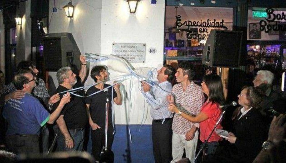 Legisladores y figuras del rock, en el homenaje al Bar Rodney